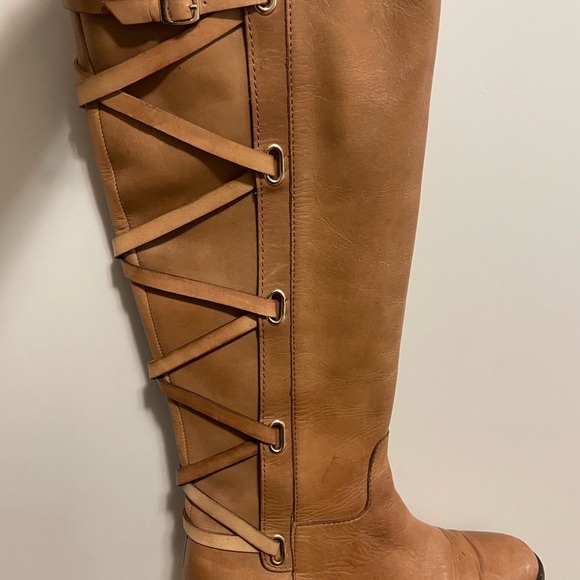 Well kept BCBG stylish boots. lined with velvet for comfort and warmth. - Picture 5 of 5